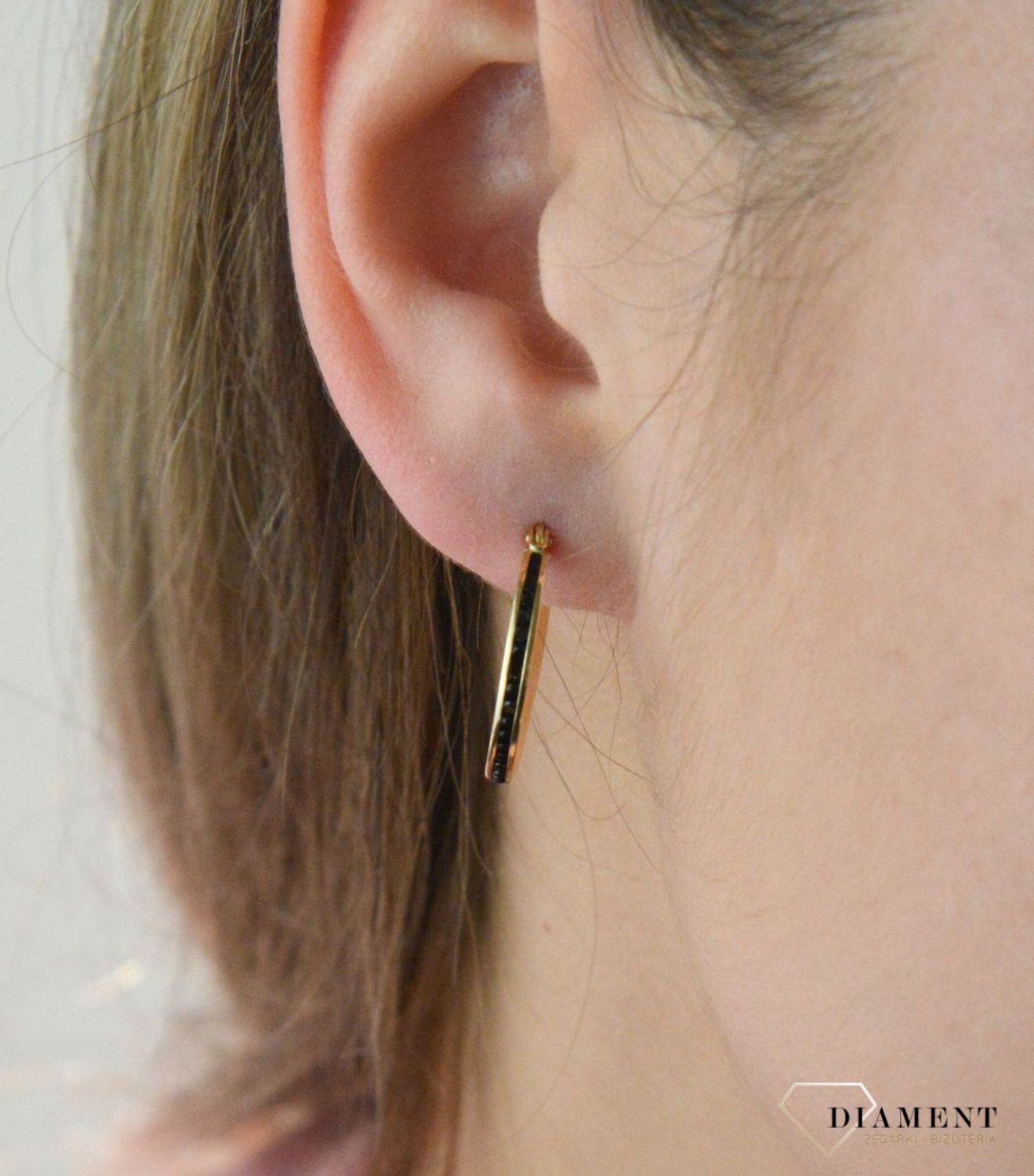 Złote kolczyki koła z czarną cyrkonią próby 333 KL 2805E 333. Wiszące kolczyki koła wysadzane cyrkoniami wykonane ze złota próby 333. Kolczyki ozdobione czarną cyrkonią, która dodaje biżuterii elegancji. Na prezent (1).jpg